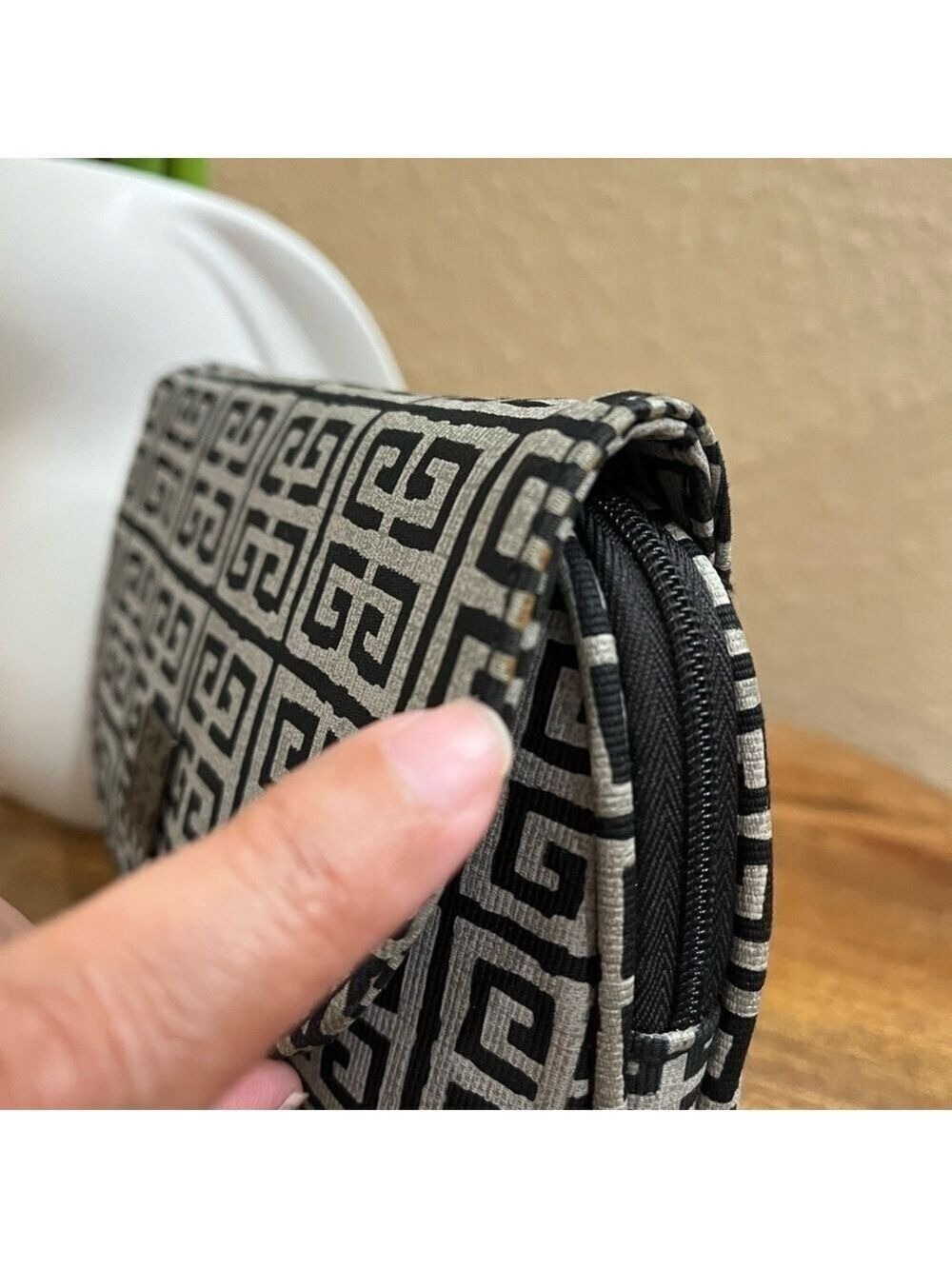GIVENCHY NOVELTY POUCH - Picture 4 of 14